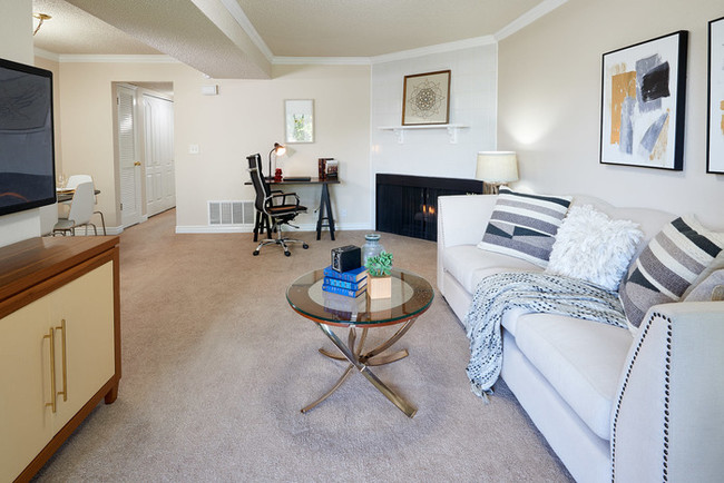 Building Photo - Available Soon-Beautiful Balcony Apartment!