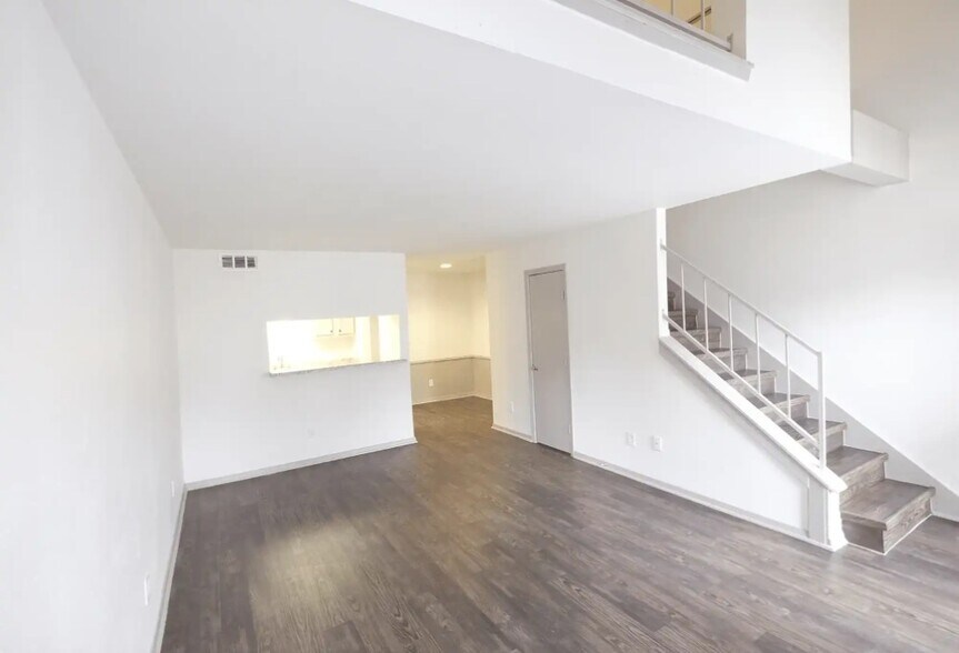 Building Photo - 1124 Rutland Dr