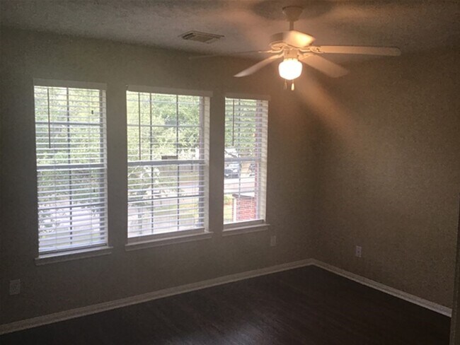 Building Photo - 1043 Leadenhall Cir