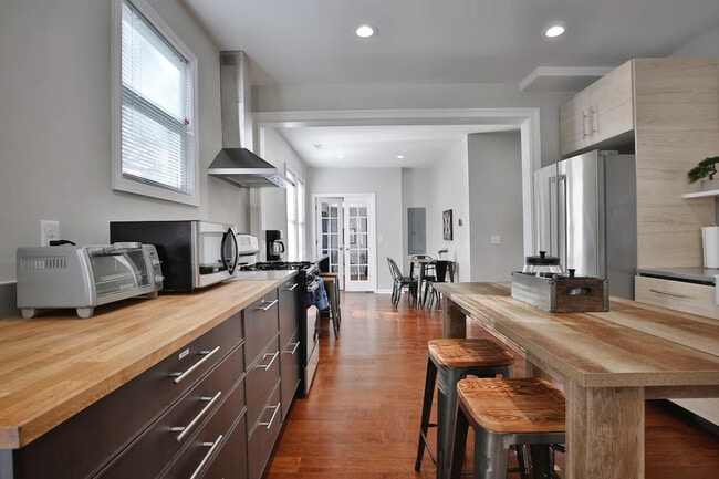 Building Photo - 137 E Tompkins St