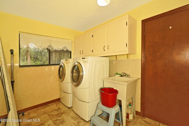 Building Photo - 670 Kings Way