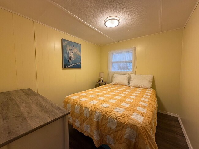 Building Photo - 4833 Royal Palm Dr