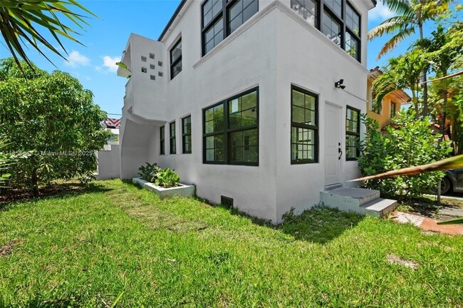 Building Photo - 4222 NE 1st Ave