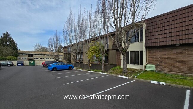 Building Photo - 11010 NE 68th St