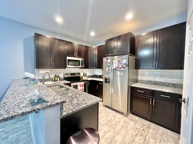 Building Photo - 2100 Pomegranate Ct