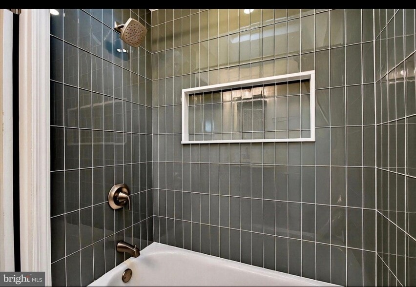 Building Photo - 304 Pine St