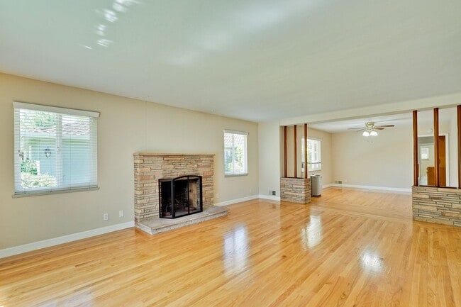 Building Photo - Midcentury Willow Glen Charmer ~ Close to ...