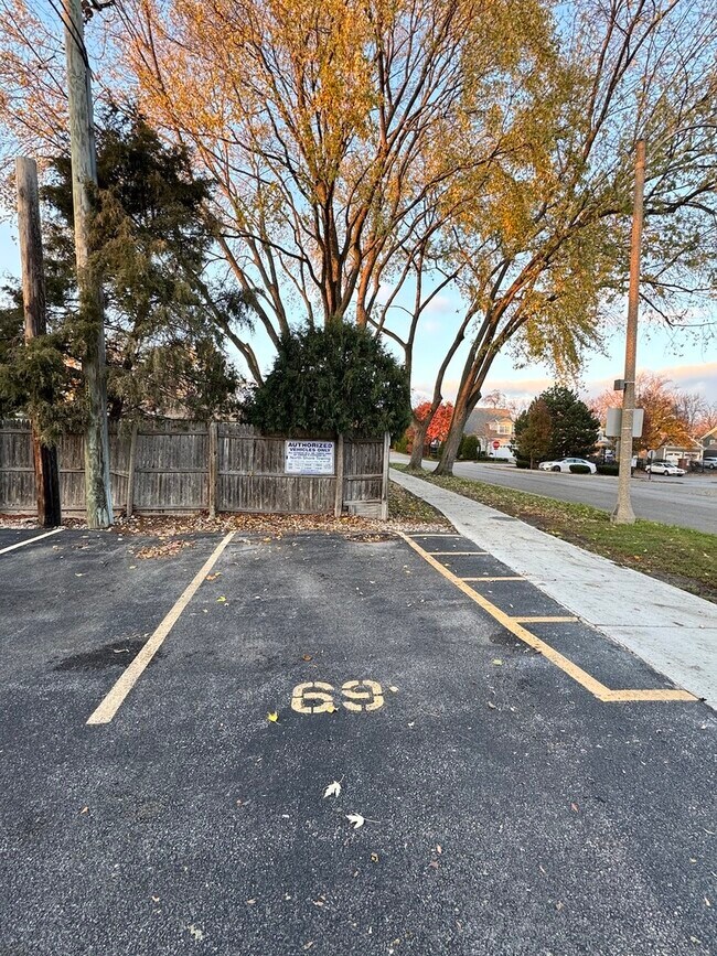 Building Photo - 1920 Cherry Ln