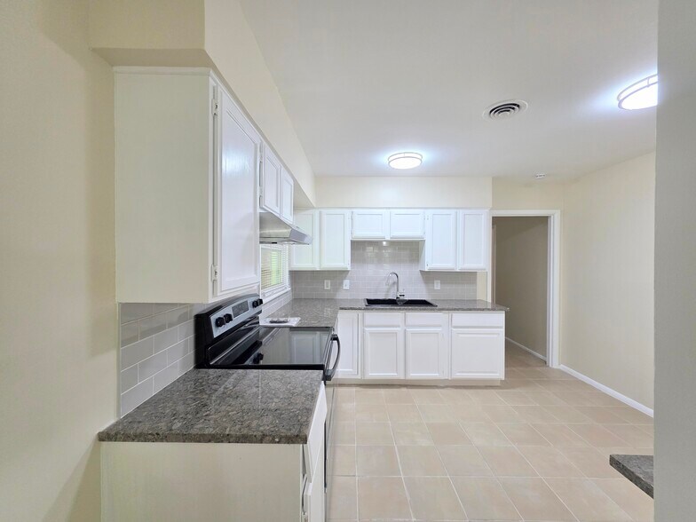 Building Photo - 4014 Sun Valley Dr
