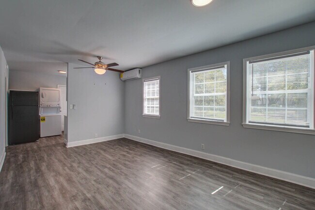 Building Photo - 1840 Dillway St