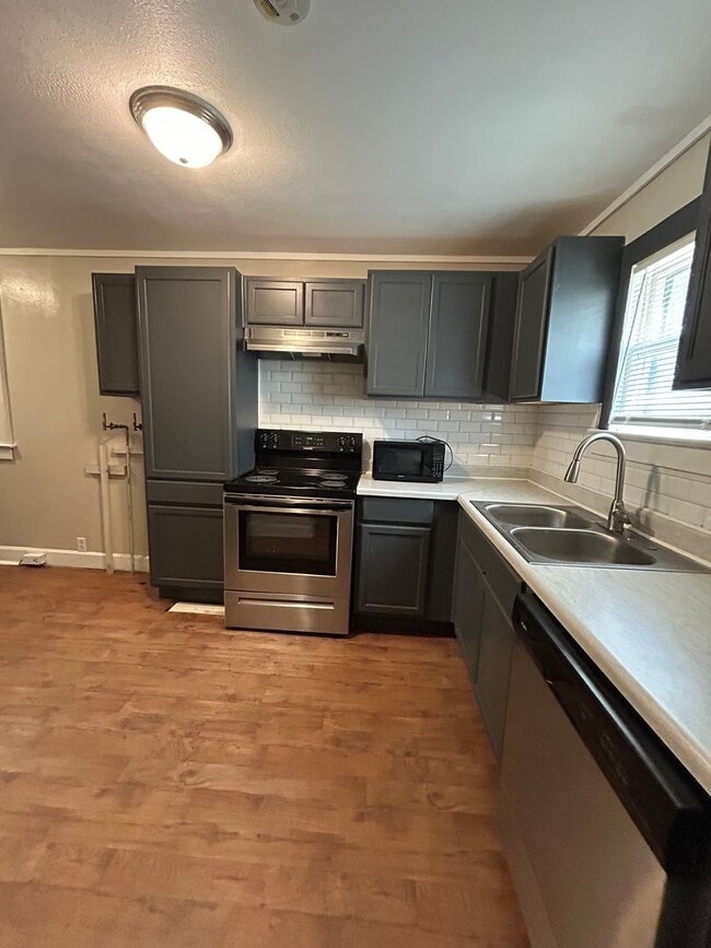 Building Photo - Charming 4-Bed Home with Fireplace & Hardw...