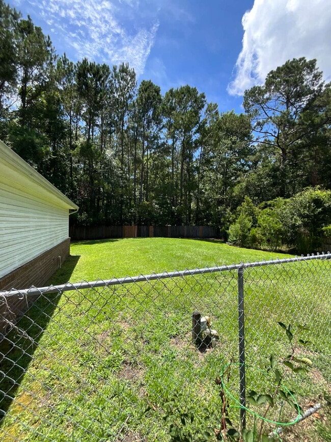 Building Photo - ALL Utilities Included