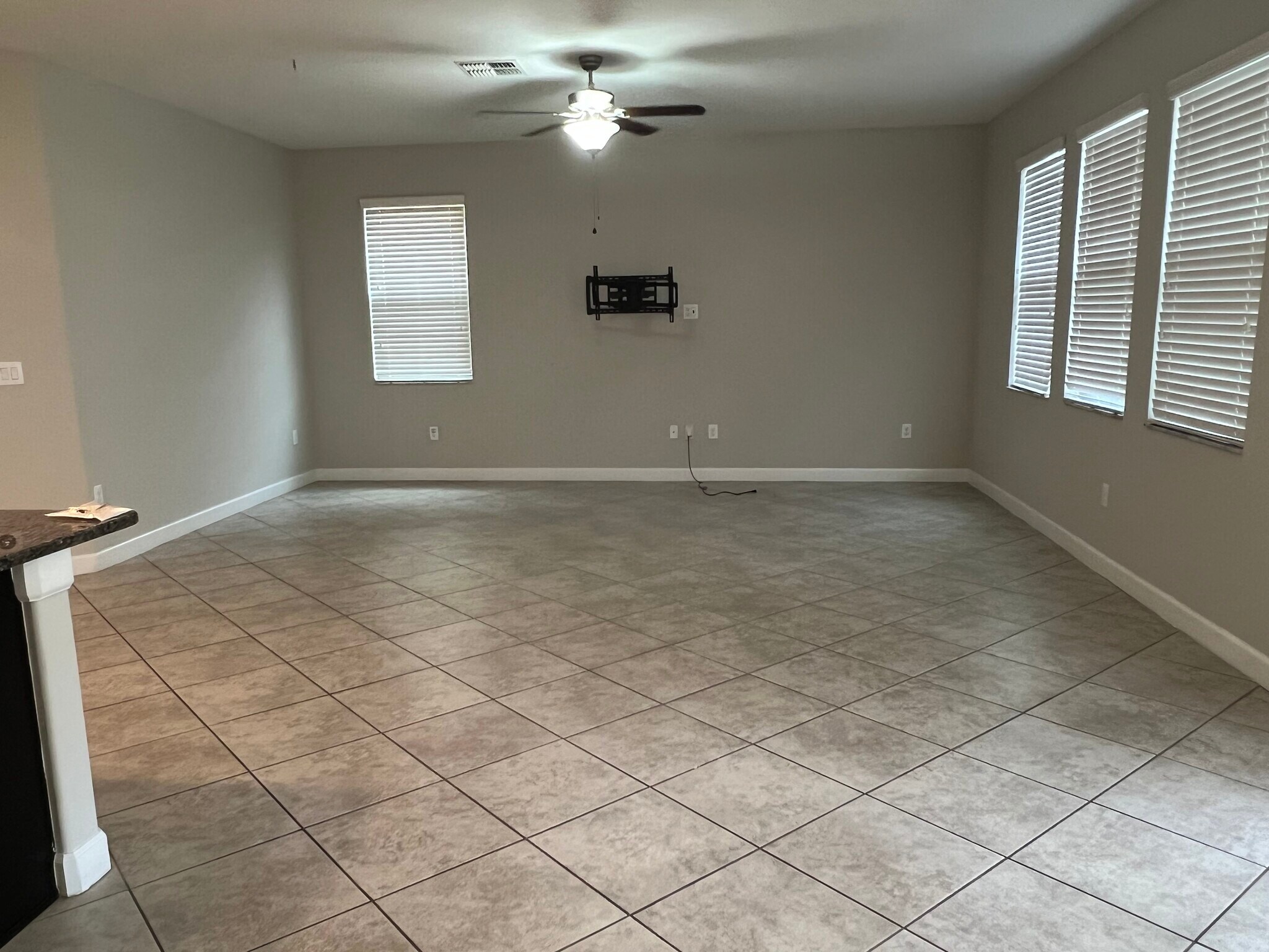 Building Photo - 923 Terra Vista St