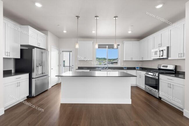 Building Photo - 3 Bedroom 2.5 Bathroom Stunner with Covere...