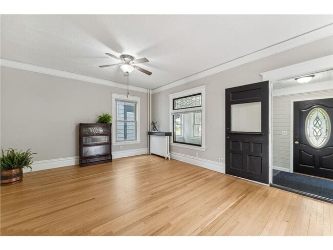 Building Photo - Beautiful 5 Bedroom 3 Bathroom House in MacGroveland