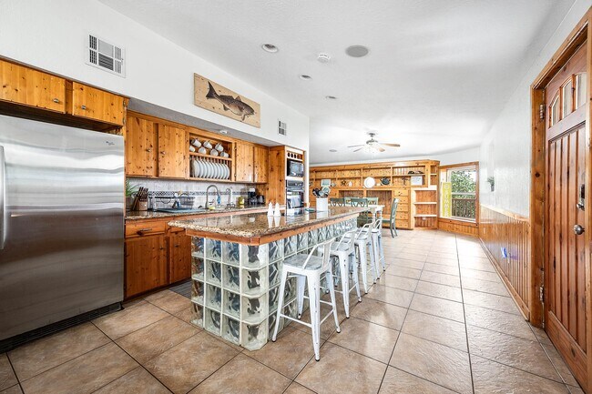 Building Photo - 302 Palm Dr