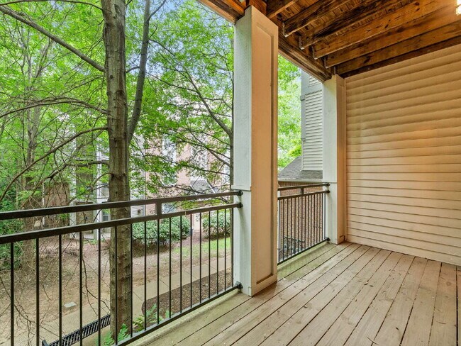 Building Photo - "Charming 1-Bed Condo Retreat with Granite...