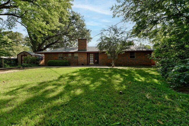 Building Photo - 1202 Benson Dr