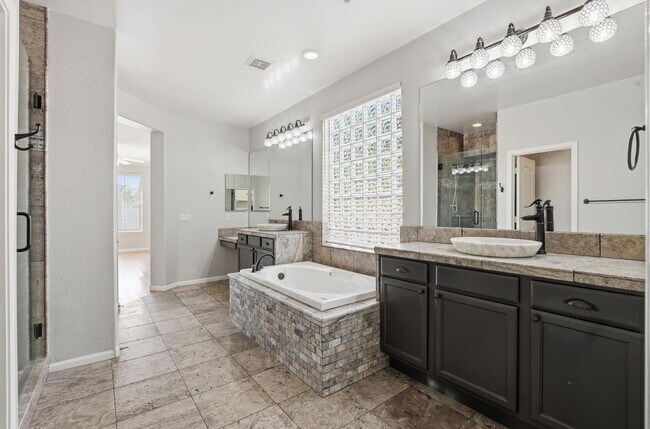 Building Photo - 3565 E Vaughn Ct