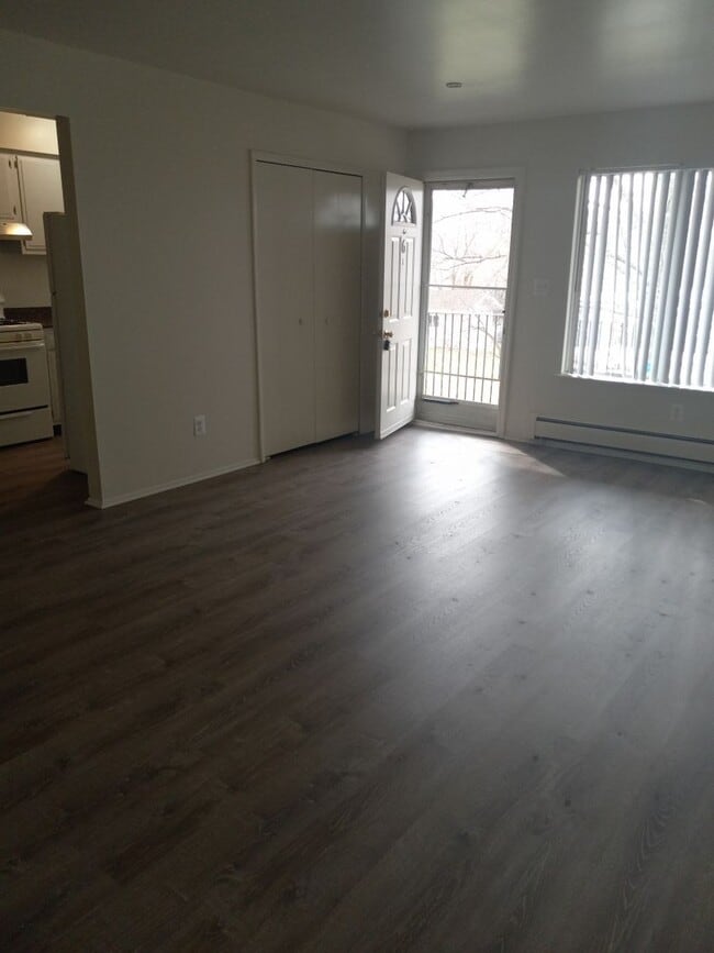 Building Photo - Newly renovated spacious 1 bedroom