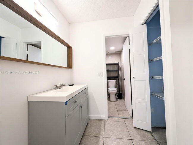 Building Photo - 310 Lakeview Dr