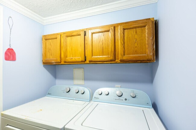 Building Photo - Cozy 3 BR/2 BA Single-Family Home in Halet...