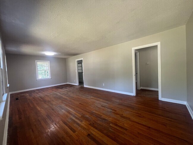 Building Photo - 3127 2nd Ave