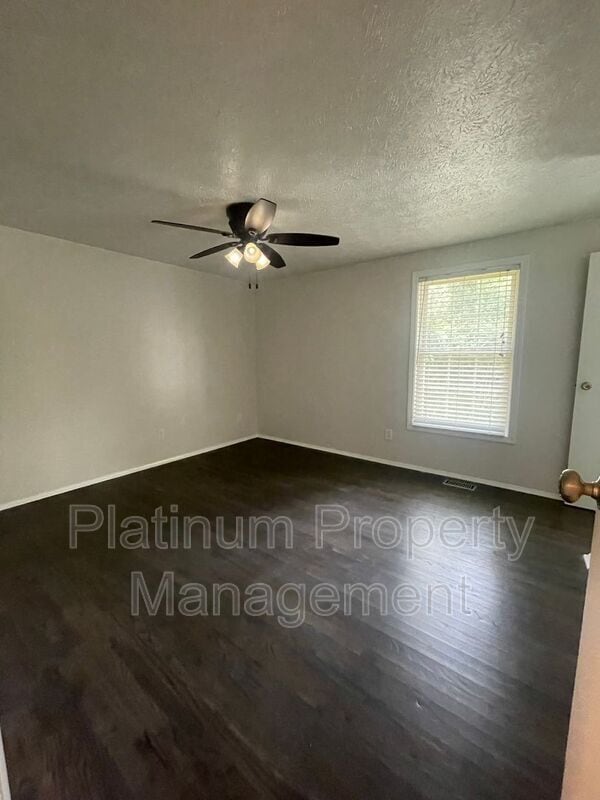 Building Photo - 10500 Worthington Hills Manor