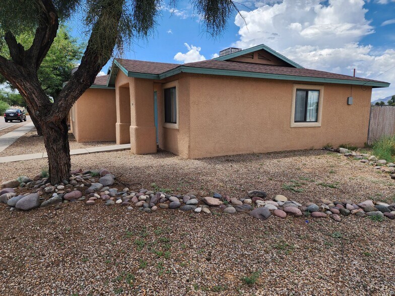 Building Photo - 1331 N Gila St