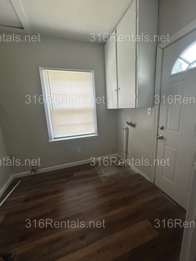 Building Photo - $1300- 4 bed 1 bath - Single Family Home