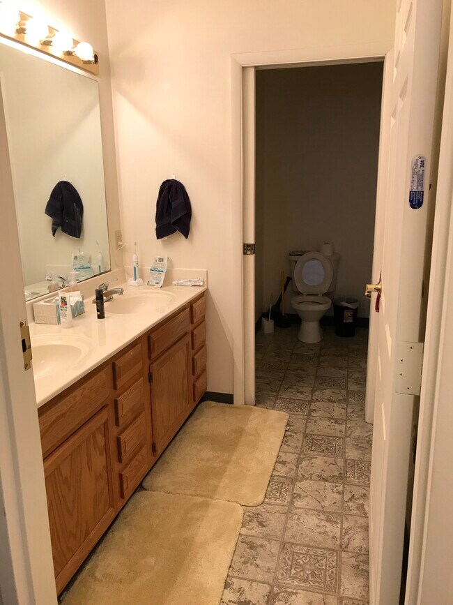 Building Photo - 875 Willard St