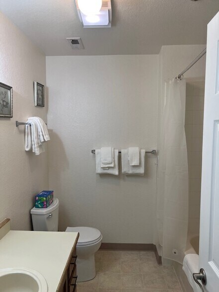 Building Photo - 3105 Lakeshore Dr