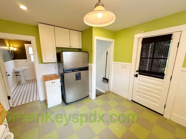 Building Photo - 3-bedroom, 2.5-bathroom Craftsman house in...