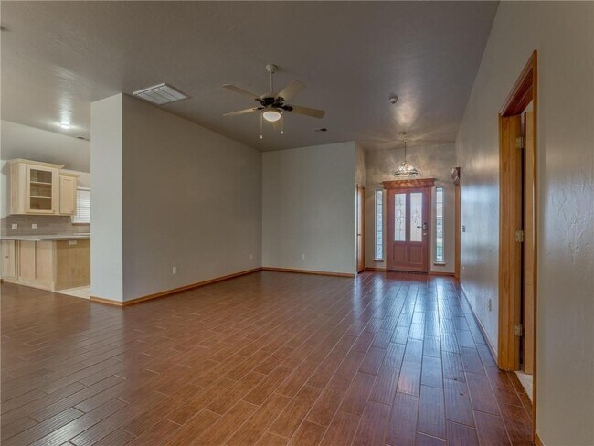 Building Photo - 1004 SW 127th Pl