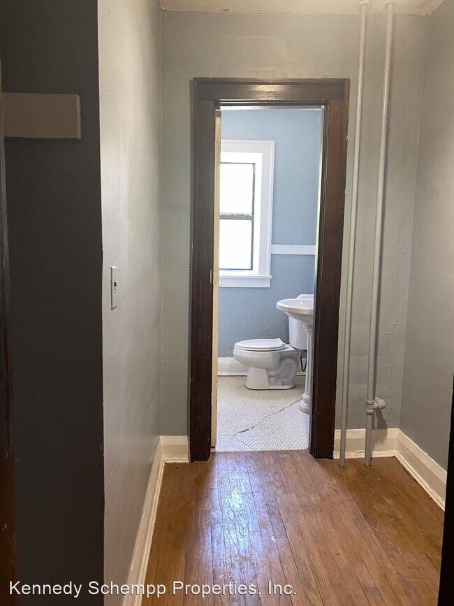 Building Photo - 820 E Converse St