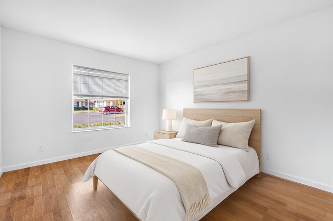 Building Photo - 9977 Three Lakes Cir