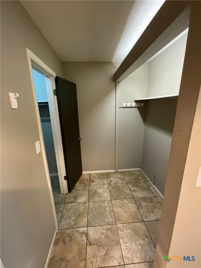 Building Photo - 519 Rattan Dr