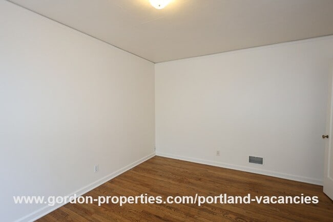 Building Photo - SE 57th Ave - 5 bedroom home with fireplac...