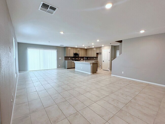 Building Photo - 4 BEDROOM + LOFT HOME IN GATED COMMUNITY