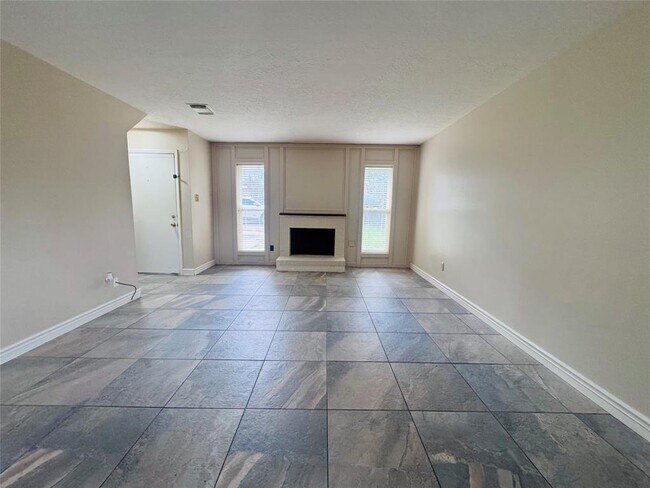 Building Photo - 10810 Sugar Hill Dr