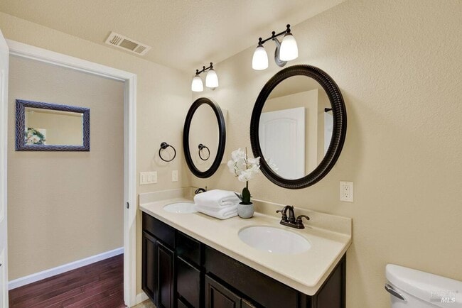 Building Photo - 528 Main St