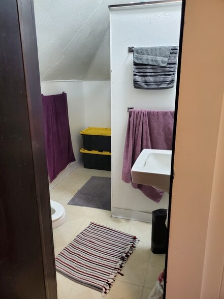 Building Photo - 1719 1/2 N Oneida St