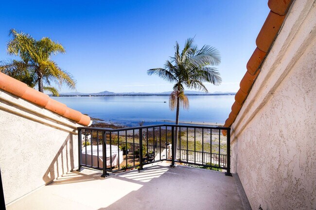Building Photo - Townhouse with Bay Views!
