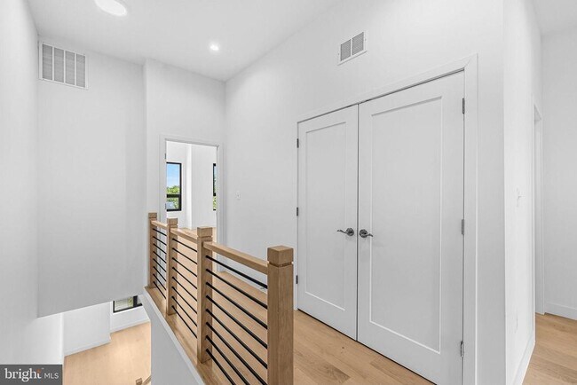 Building Photo - 2534 Elvans Rd SE