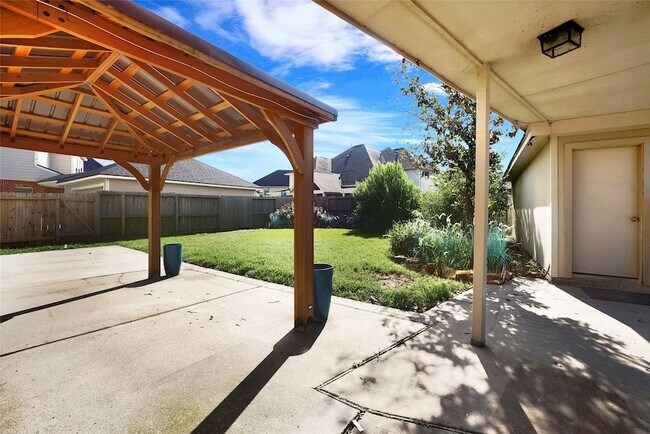 Building Photo - 13707 Elm Shores Dr