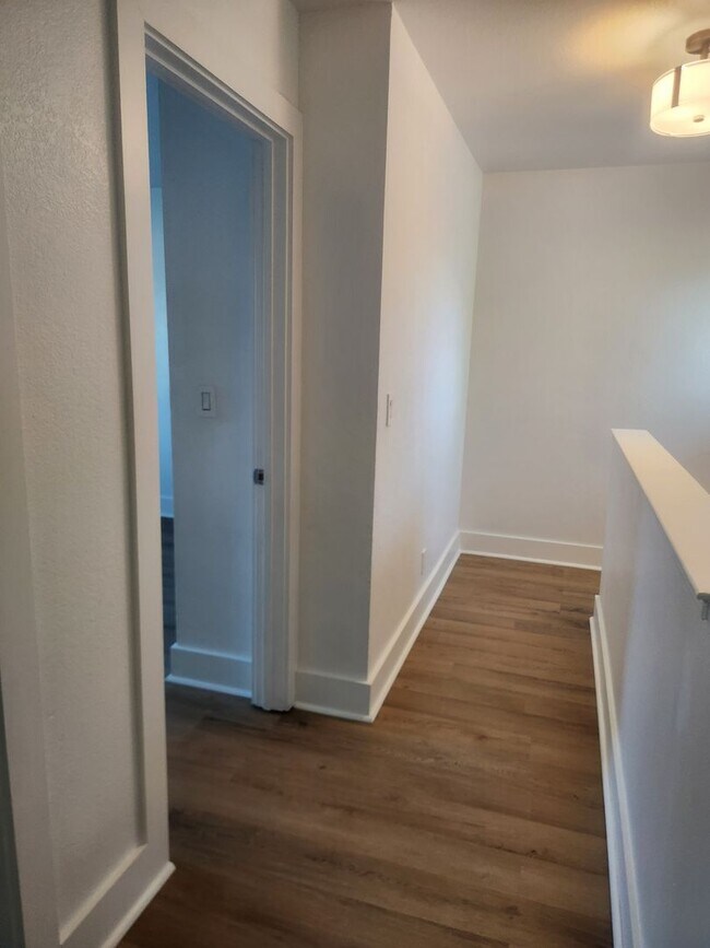 Building Photo - Clean and bright throughout, 2-bedroom, 1.5 Bathroom, two story unit in a great Windsor location!