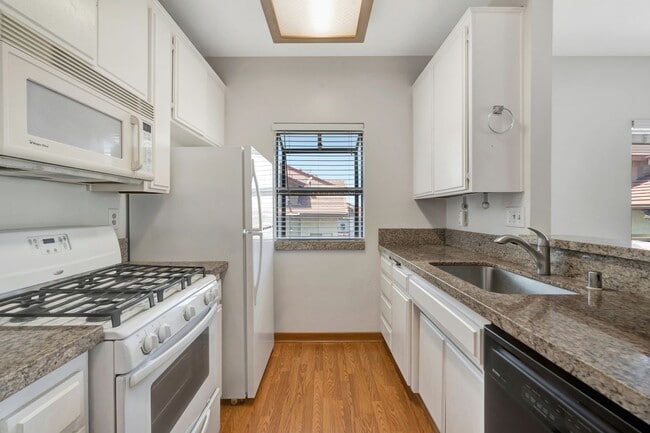 Building Photo - Thousand Oaks- Three Bedroom Condo