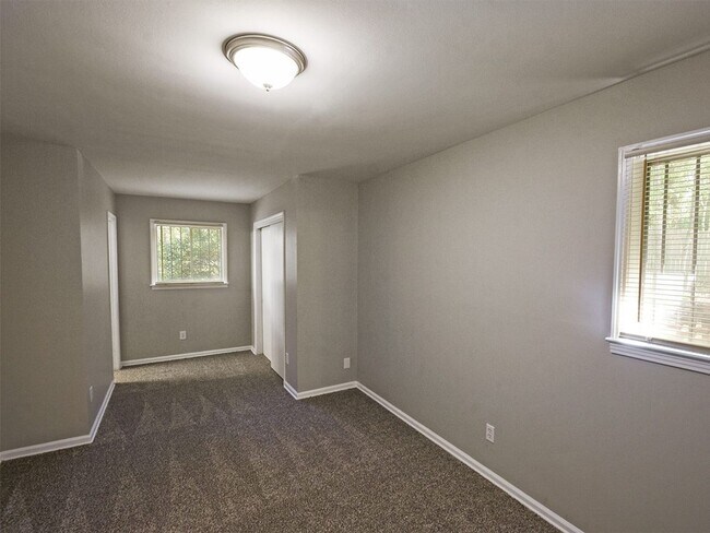 Building Photo - NEWLY UPDATED Mid-Century Mod home with 2 beds, 2 baths.