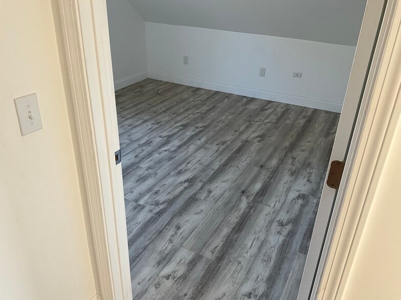 Building Photo - 450 Riverside Dr