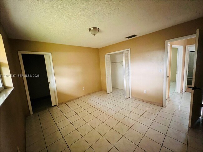 Building Photo - 6143 SW 33rd St